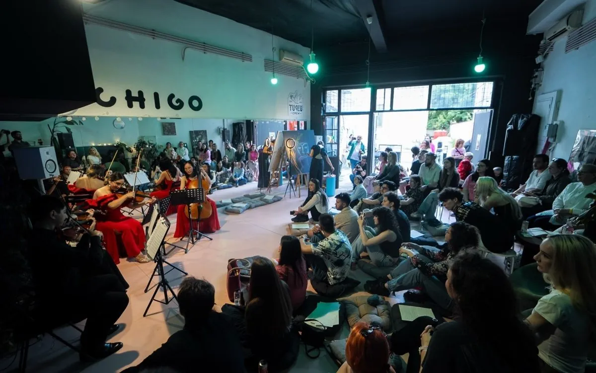Concert de coarde în garaj, cu publicul pe perne, pe jos