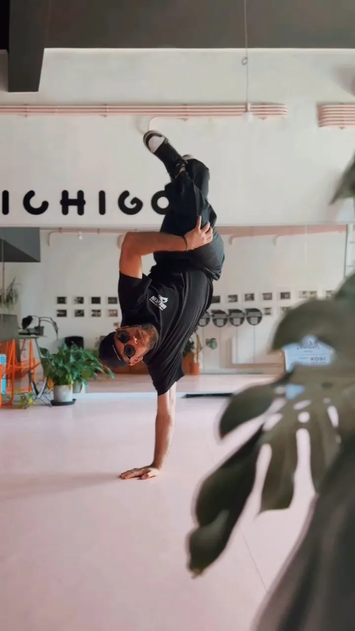 B-boy în freeze pe o mână, în sala Ichigo