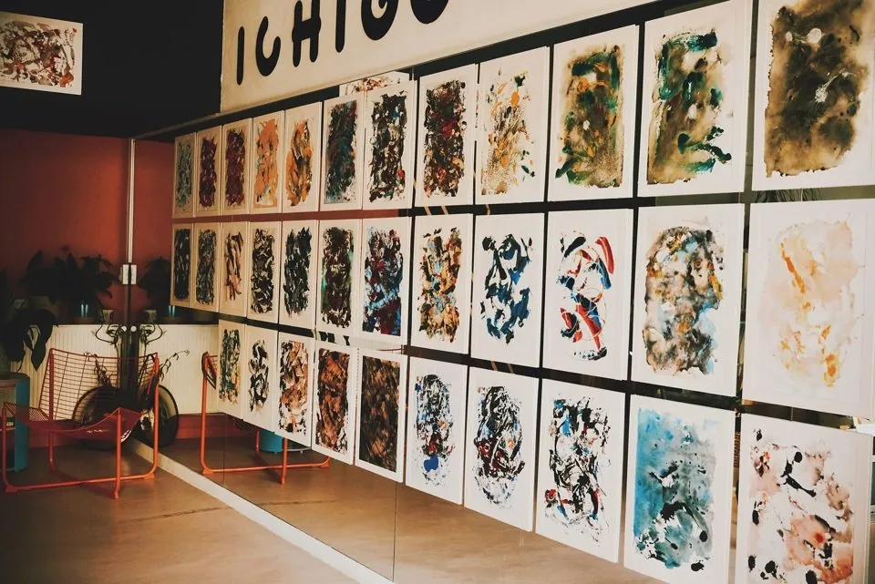 Un perete întreg de picturi abstracte în garaj
