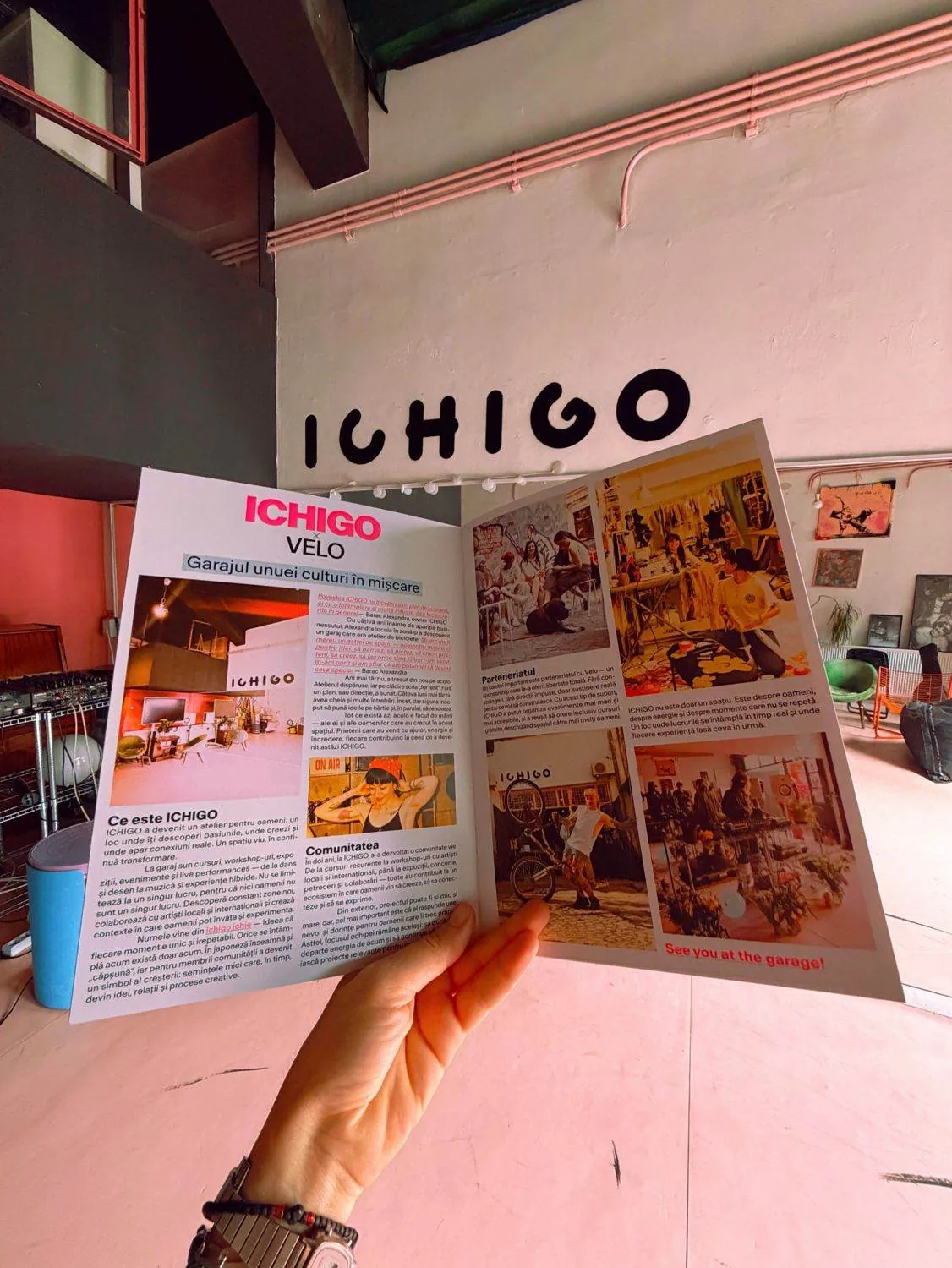 Revista Velo deschisă la articolul despre Ichigo, în fața semnului ICHIGO