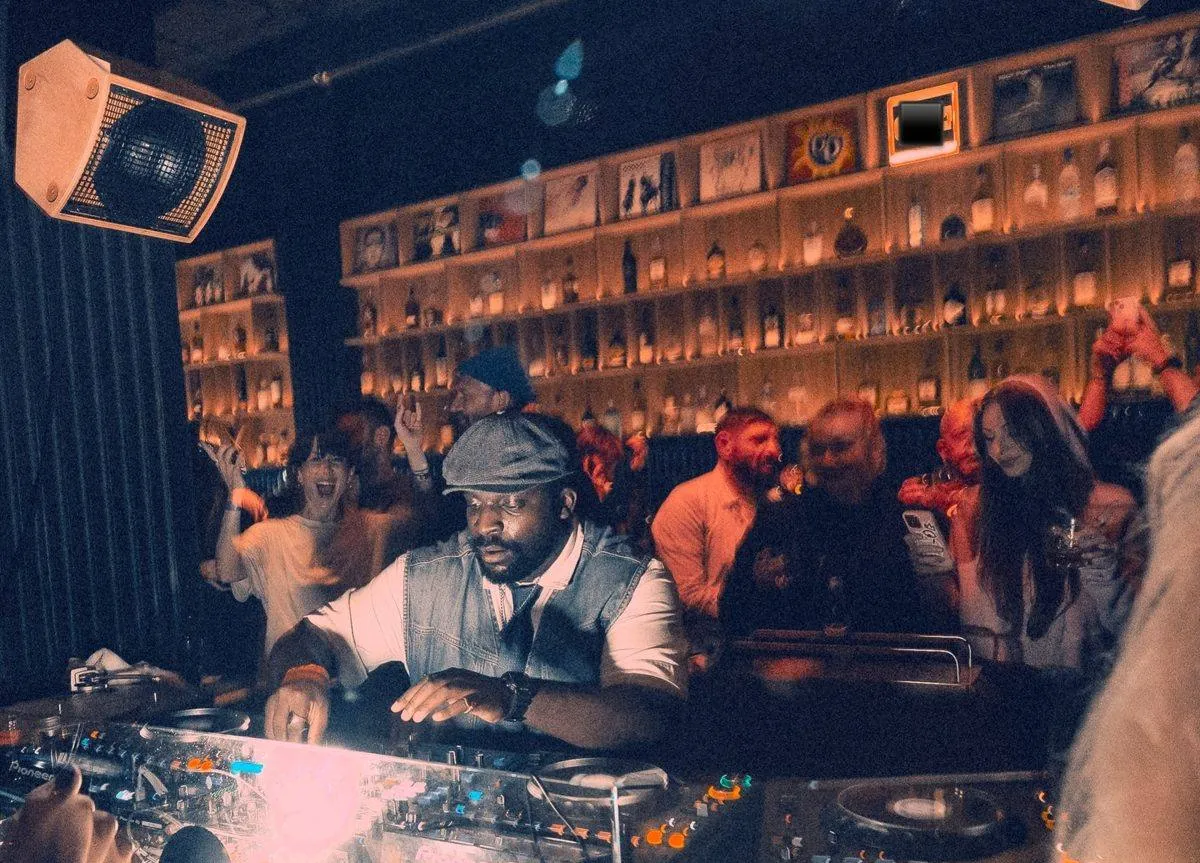 DJ invitat la pupitru, cu lumea dansând în spate, la Roger Rabbit în Control
